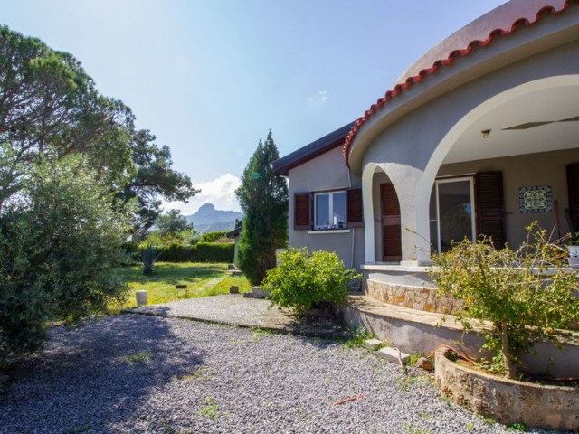 4+1 Bungalow auf einem großen Grundstück + Gästehaus + Gemeinschaftspool in olympischer Größe + Solaranlage