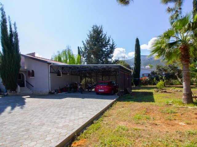 4+1 Bungalow auf einem großen Grundstück + Gästehaus + Gemeinschaftspool in olympischer Größe + Solaranlage