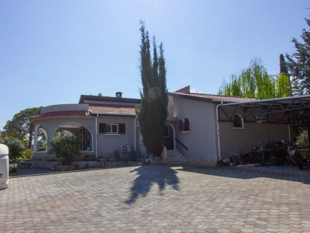 4+1 Bungalow auf einem großen Grundstück + Gästehaus + Gemeinschaftspool in olympischer Größe + Solaranlage