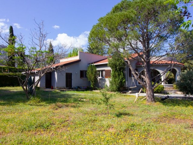 4+1 Bungalow auf einem großen Grundstück + Gästehaus + Gemeinschaftspool in olympischer Größe + Solaranlage