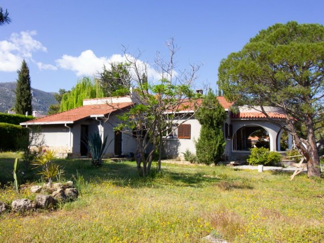 4+1 Bungalow auf einem großen Grundstück + Gästehaus + Gemeinschaftspool in olympischer Größe + Solaranlage