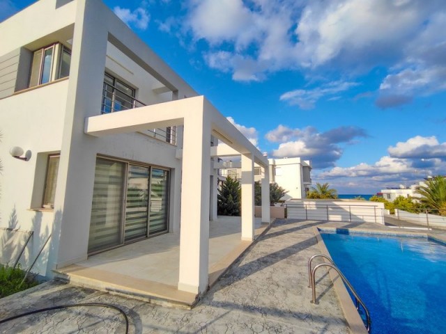 Moderne 4-Schlafzimmer-Villa in Alagadi + direkt am Meer + privater Swimmingpool + voll möbliert + Fußbodenheizung + zu vermieten 
