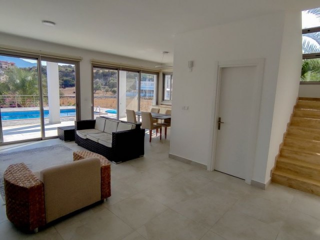 Moderne 4-Schlafzimmer-Villa in Alagadi + direkt am Meer + privater Swimmingpool + voll möbliert + Fußbodenheizung + zu vermieten 