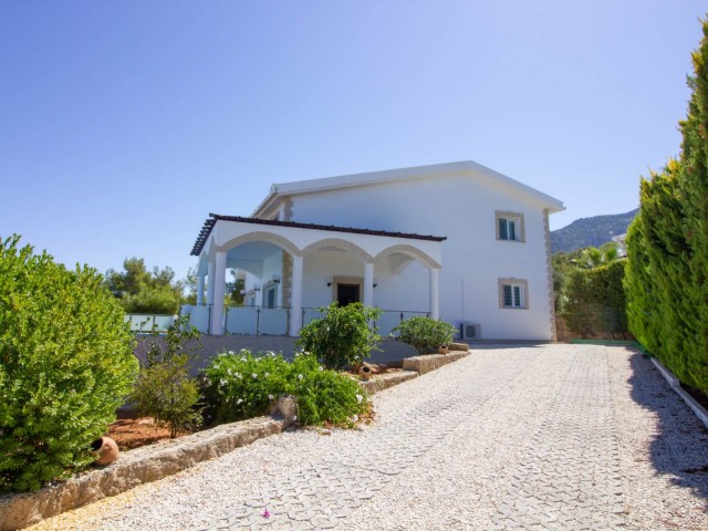 Moderne Luxusvilla mit 3 Schlafzimmern, privatem Pool, Zentralheizung, Berg- und Meerblick