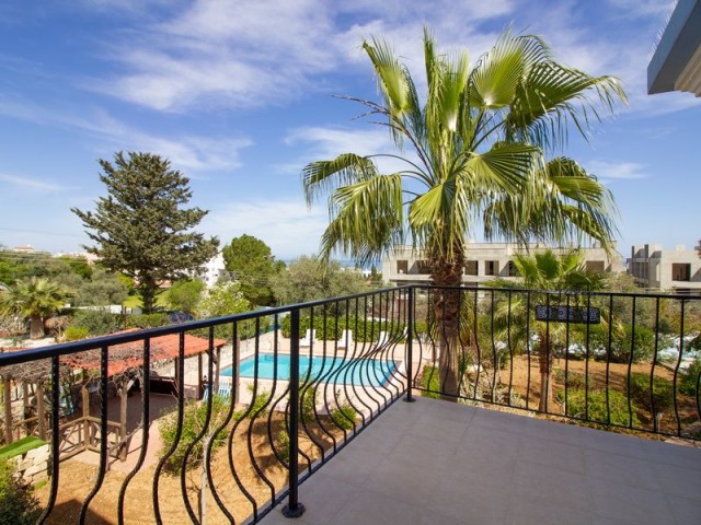 Wunderschöne 3+1-Villa + privater Pool + Hilfshaus im Garten + möbliert + perfekt positioniert