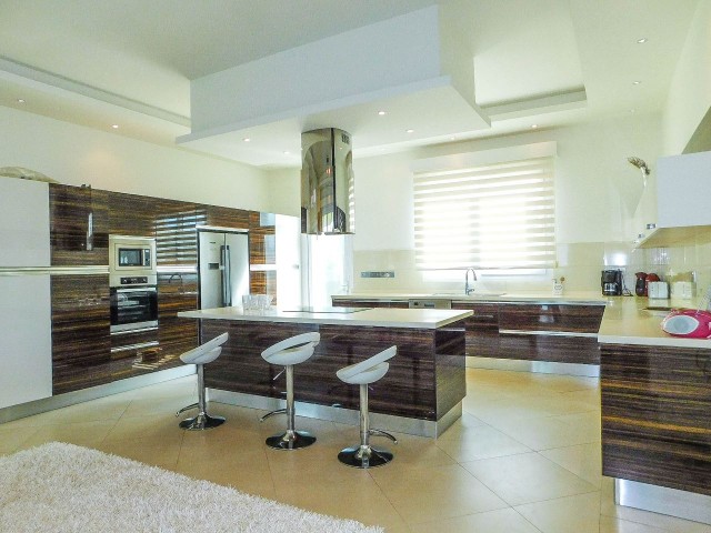 Building Award-winning Dream Bungalow + Indoor Pool + Jacuzzi + 3 Bedrooms + Spacious Well-kept Garden + In a Decent Area