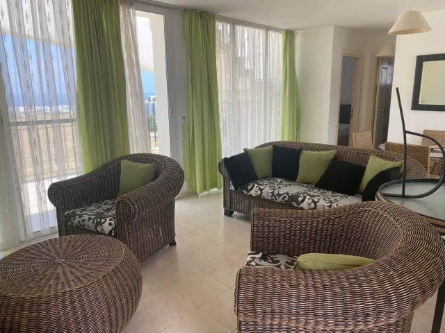 Luxuriöses Penthouse-Apartment mit 2 Schlafzimmern, Gemeinschaftspool und Panoramablick auf das Meer in Bahceli, Esentepe