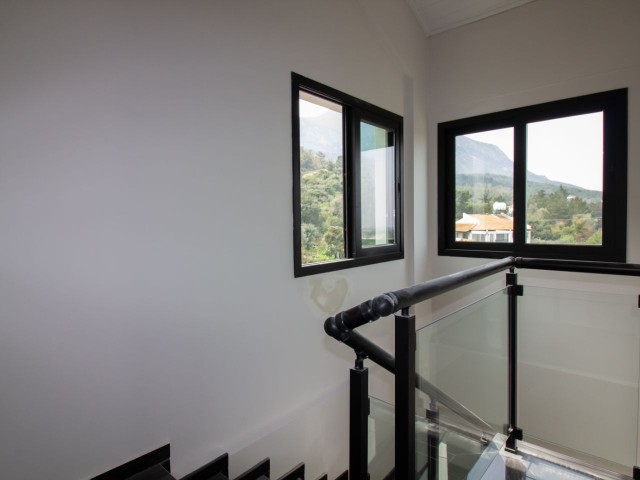 ویلا 3 طبقه با استخر اختصاصی با چشم انداز عالی در لاپتا + 3 خواب + شومینه + گاراژ + پنل خورشیدی + گرمایش از کف