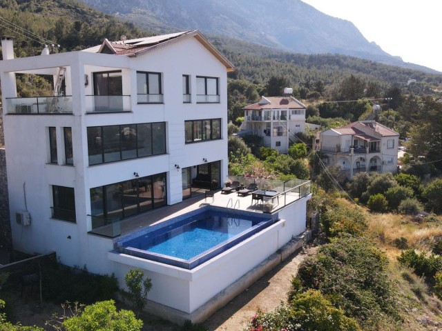 3-stöckige Villa mit privatem Pool und herrlicher Aussicht in Lapta + 3 Schlafzimmer + Kamin + Garage + Sonnenkollektoren + Fußbodenheizung