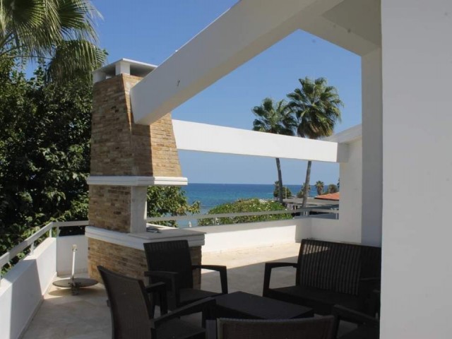 Location, Location, Location - A 3 Bedroom 'Sea Side Retreat'  with a Private Pool in a Fantastic 