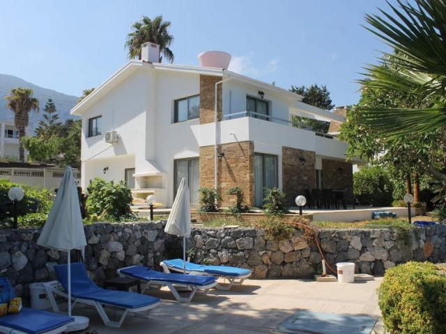 Location, Location, Location - A 3 Bedroom 'Sea Side Retreat'  with a Private Pool in a Fantastic 