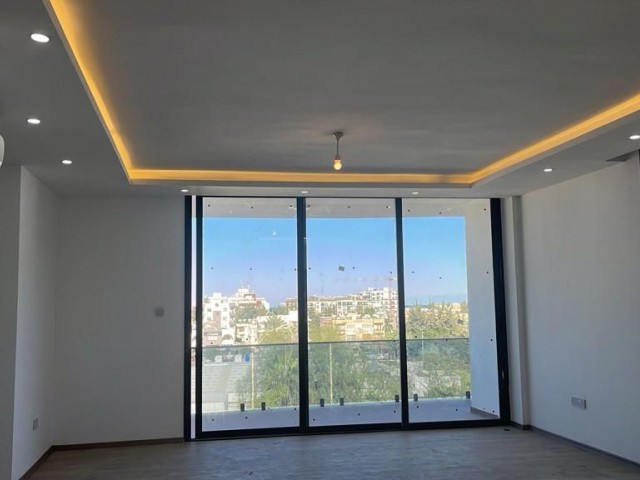 Ein brandneues Apartment mit 3 Schlafzimmern + großem Balkon mit herrlicher Aussicht in der Nähe des Stadtzentrums