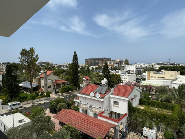 Ein brandneues Apartment mit 3 Schlafzimmern + großem Balkon mit herrlicher Aussicht in der Nähe des Stadtzentrums