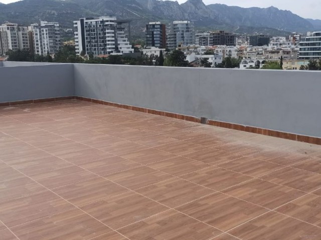 Eine neu gebaute Penthouse-Wohnung mit 2 Schlafzimmern, herrlichem Meerblick und großer Dachterrasse