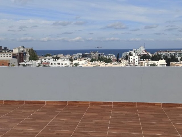 Eine neu gebaute Penthouse-Wohnung mit 2 Schlafzimmern, herrlichem Meerblick und großer Dachterrasse