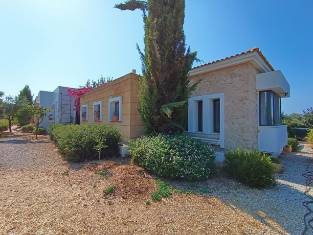 4 bedroom refurbished bungalow + 12m2 x 6m2 swimming pool + roof terrace + large plots size of 5,781m2 + 25m2 yoga room + Photovoltaic solar system + privacy + sea and mountain views + Title deed in the owner’s name, VAT paid