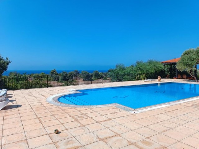 4 bedroom refurbished bungalow + 12m2 x 6m2 swimming pool + roof terrace + large plots size of 5,781m2 + 25m2 yoga room + Photovoltaic solar system + privacy + sea and mountain views + Title deed in the owner’s name, VAT paid