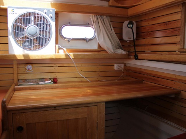Salon ve iki kabin +1 banyo + 1WC + yüzme platformu ve tente + güneşlenme alanı bulunan ahşap motor yat.