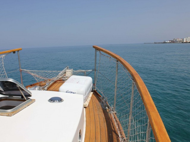 A Unique Opportunity to own a wooden motor yacht with a salon and two cabins +1 bathroom + 1WC + swimming platform and awning + sunbathing area.