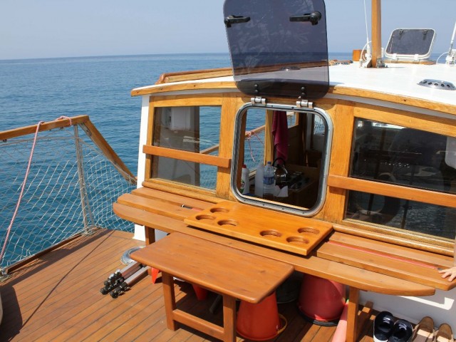 A Unique Opportunity to own a wooden motor yacht with a salon and two cabins +1 bathroom + 1WC + swimming platform and awning + sunbathing area.