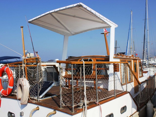 A Unique Opportunity to own a wooden motor yacht with a salon and two cabins +1 bathroom + 1WC + swimming platform and awning + sunbathing area.