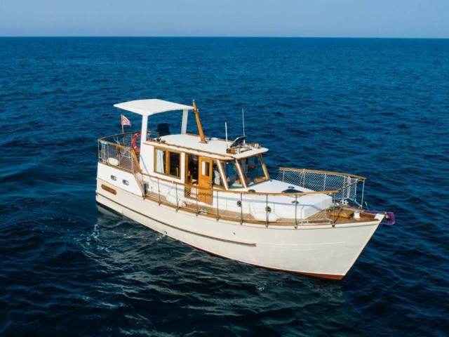 یک قایق بادبانی موتوری چوبی با یک سالن و دو کابین + 1 حمام + 1 WC + سکوی شنا و سایه بان + منطقه حمام آفتاب.