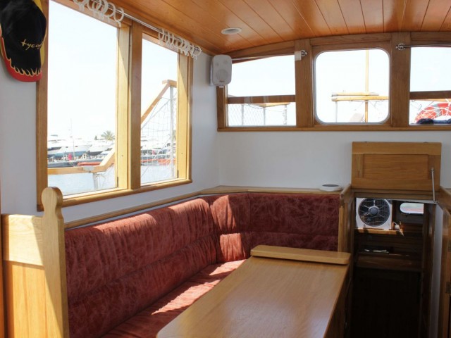 Eine hölzerne Motoryacht mit Salon und zwei Kabinen + 1 Badezimmer + 1 WC + Badeplattform und Markise + Liegewiese.