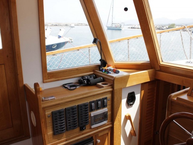 A Unique Opportunity to own a wooden motor yacht with a salon and two cabins +1 bathroom + 1WC + swimming platform and awning + sunbathing area.