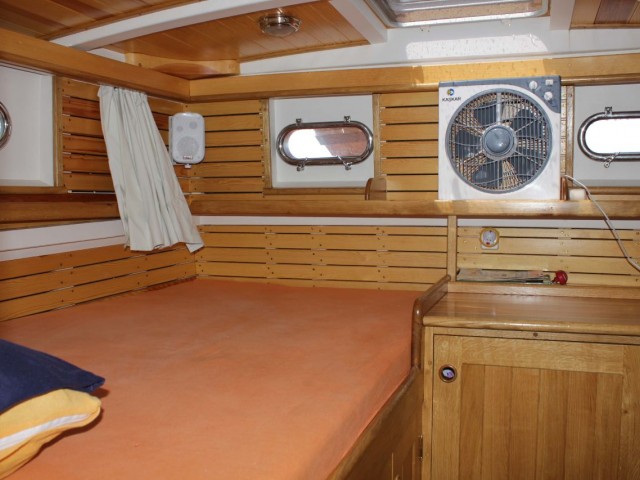 Eine hölzerne Motoryacht mit Salon und zwei Kabinen + 1 Badezimmer + 1 WC + Badeplattform und Markise + Liegewiese.