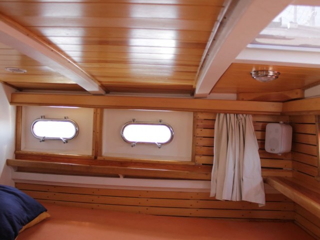 Salon ve iki kabin +1 banyo + 1WC + yüzme platformu ve tente + güneşlenme alanı bulunan ahşap motor yat.