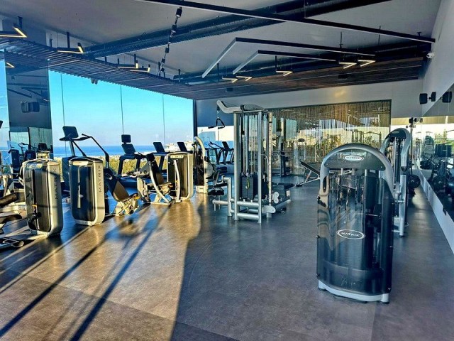 Çatı teraslı lüks 2 yatak odalı Penthouse + tam donanımlı + ortak havuzlar + spor salonu + sauna + yeni klima üniteleri + muhteşem deniz manzarası + Sahibi adına tapu, KDV ödenmiş