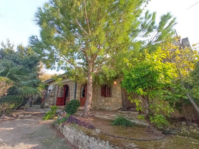 Typisches traditionelles zypriotisches Haus mit 2 Schlafzimmern + separater Studiowohnung + Aussicht. Urkunde im Namen des Eigentümers, Mehrwertsteuer bezahlt. Englische Eigentumsu