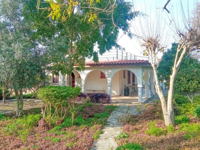Tipik geleneksel Kıbrıs 2 yatak odalı ev + ayrı stüdyo daire + manzara Sahibi adına tapu, KDV ödenmiş Pre 74 İngiliz tapusu