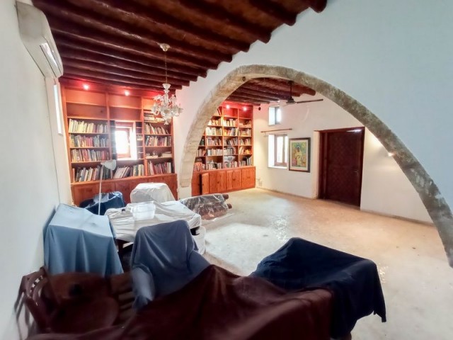 Typisches traditionelles zypriotisches Haus mit 2 Schlafzimmern + separater Studiowohnung + Aussicht. Urkunde im Namen des Eigentümers, Mehrwertsteuer bezahlt. Englische Eigentumsurkunde vor 74