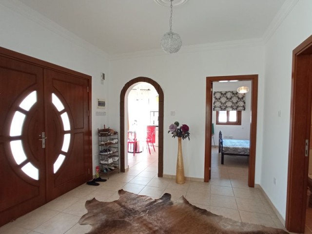 3 bedroom resale villa + kidney shape swimming pool + air conditioning 