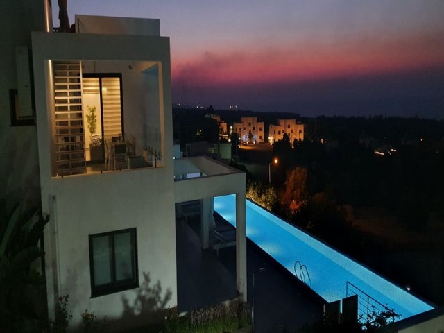 2 yatak odalı lüks penthouse daire + özel çatı terası + ortak yüzme havuzları + restoran + SPA merkezi + tenis kortu + golf