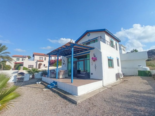 Villa mit 3 Schlafzimmern und wunderschönem Meerblick + teilweise möbliert + 2 Gemeinschaftspools + fußläufig zum Strand