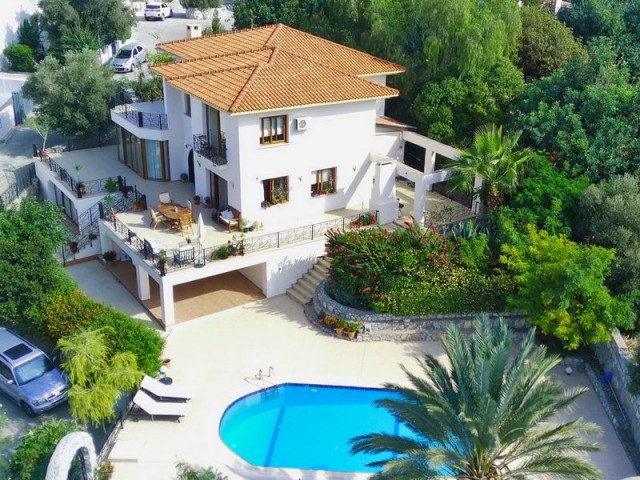 Gebrauchte Villa mit 4 Schlafzimmern + Swimmingpool + Meer- und Bergblick + Eigentumsurkunde im Namen des Eigentümers, Mehrwertsteuer bezahlt