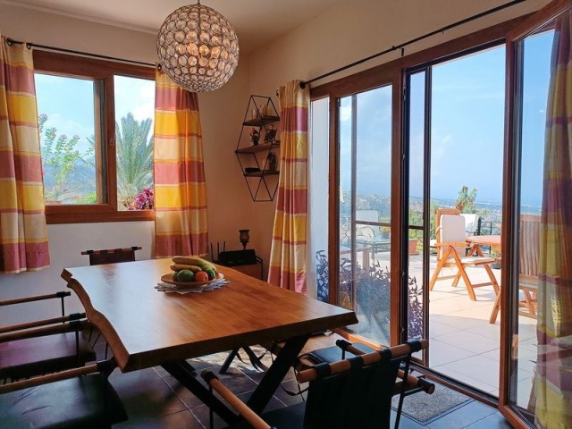 Gebrauchte Villa mit 4 Schlafzimmern + Swimmingpool + Meer- und Bergblick + Eigentumsurkunde im Namen des Eigentümers, Mehrwertsteuer bezahlt