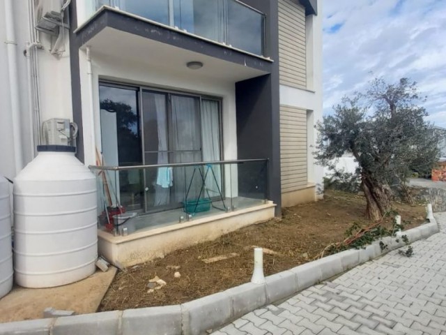 Küçük huzurlu sitede 2 yatak odalı zemin kat iyi donanımlı daire + ortak havuz + tahsisli otopark