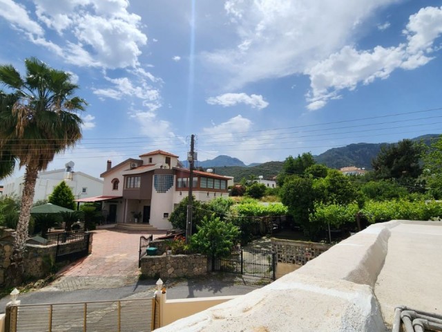 Zypern-Dorfhaus mit 2 Schlafzimmern, Dachterrasse und Annehmlichkeiten in Gehweite