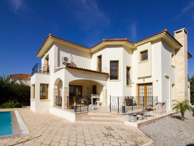 Villa mit 3 Schlafzimmern + Swimmingpool + komplett möbliert + Zentralheizung + Elektrogeräte + Klimaanlagen und doppelte Grundstücksgröße!