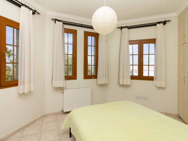 3 yatak odalı villa + yüzme havuzu + tamamen mobilyalı + merkezi ısıtma + beyaz eşya + klimalar ve çift arsa büyüklüğü!
