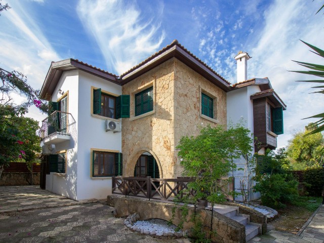 Hochwertig renovierte 3+1-Villa in Çatalköy + in der Nähe von Geschäften und der Hauptstraße + hohes