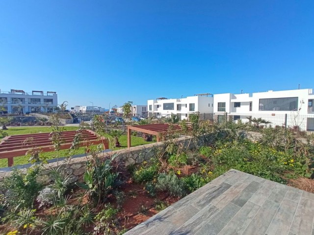 Stilvolles Wiederverkaufs-Studio-Apartment im Erdgeschoss + komplett möbliert + Lage direkt am Strand + Dreifach-Swimmingpool in olympischer Größe + Biobauernhof + beheiztes Hallenbad + viele Einrichtungen vor Ort