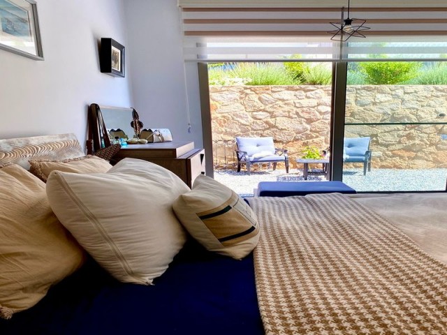 Ödüllü bir sitede 1/2 yatak odalı zemin kat ikinci el daire, tamamen mobilyalı ve özel plajı ile Akdeniz'e yürüme mesafesindedir.