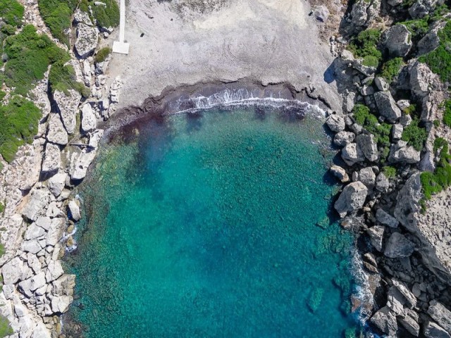 Gebrauchte Wohnung mit 1/2 Schlafzimmer im Erdgeschoss an einem preisgekrönten Standort, komplett möbliert und nur wenige Gehminuten vom Mittelmeer mit seinem Privatstrand entfernt.