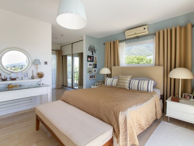 Luxusvilla mit 3 Schlafzimmern + 2 freistehende Cottages + großer Infinity-Pool + Panoramablick auf die Berge und das Meer + Eigentumsurkunde im Namen des Eigentümers, Mehrwertsteuer bezahlt