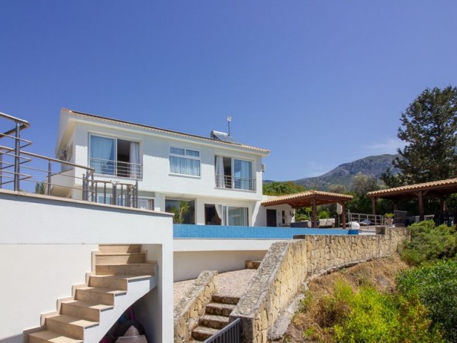 Luxusvilla mit 3 Schlafzimmern + 2 freistehende Cottages + großer Infinity-Pool + Panoramablick auf die Berge und das Meer + Eigentumsurkunde im Namen des Eigentümers, Mehrwertsteuer bezahlt
