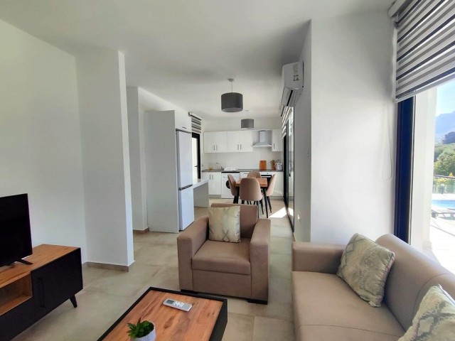 Modernes, voll ausgestattetes High-End-Apartment mit 2 Schlafzimmern in einem Luxuskomplex mit herrlichen Gärten und Aussicht in Ozanköy. Verfügbar ab März.